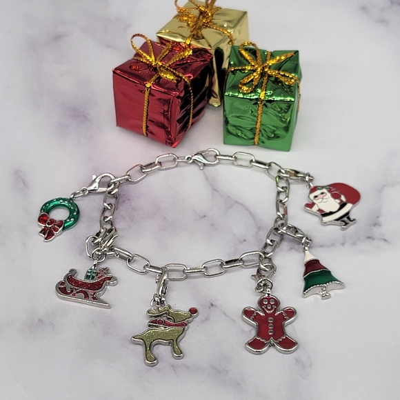 🎄SALE 3 for $15 Christmas Charm Bracelet - Picture 1 of 7